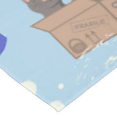Katten in doos en melkdruppels op blauw tafelkleed (Gekanteld)