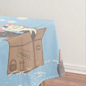 Katten in doos en melkdruppels op blauw tafelkleed (Voorbeeld)
