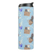 Katten in doos en melkdruppels op blauw thermosbeker (Gedraaid links)