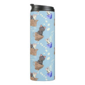 Katten in doos en melkdruppels op blauw thermosbeker (Geroteerd rechts)