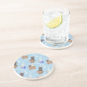 Katten in doos en melkdruppels op blauw zandsteen onderzetter
