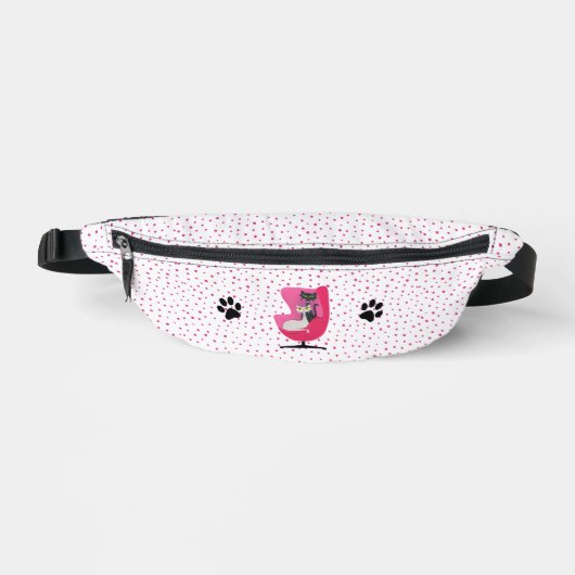 Katten in Mid Century Roze Stoel Poot Drukt Stippe Heuptasje (Voorkant)
