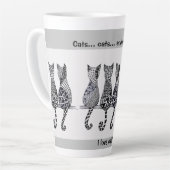 Katten...katten...en meer katten die op een logboe latte mok (Linkerhoek)