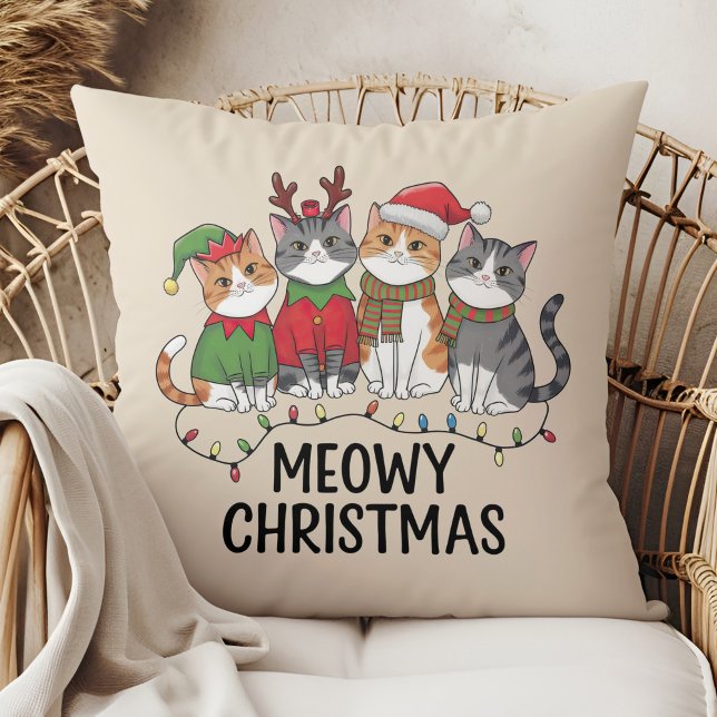 Katten Kerstmis Grappige Katten - Schattige Feestd Kussen (Meowy Christmas Funny Cats - Cute Holiday Throw Pillow in a boho rattan armchair.)