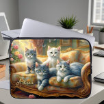 Katten op de bank - leuke scène in  look laptop sleeve<br><div class="desc">Deze laptophoes is voorzien van 4 poezen die zich comfortabel maken op de bank in de woonkamer - een leuke scène in een  look. ,  personaliseerbare laptophoes voor tiener,  ook een prachtig cadeau-idee voor alle kattenliefhebbers!</div>