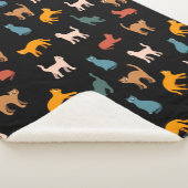 Katten op de zwarte sherpa deken (3/4)