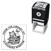 Katten slapen op boeken, vlinder bibliotheek boekn zelfinktende stempel (In situ)