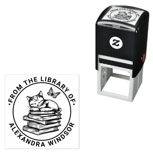 Katten slapen op boeken, vlinder bibliotheek boekn  zelfinktende stempel (In situ)