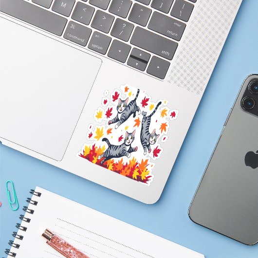 Katten spelen in herfstbladeren sticker (Laptop met iPhone)