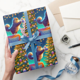 Katten staan op de bank om de kerstboom te versier cadeaupapier