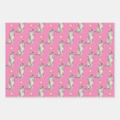 Katten voor het bereiken van gele vlinder op roze inpakpapier vel (Voorkant 2)