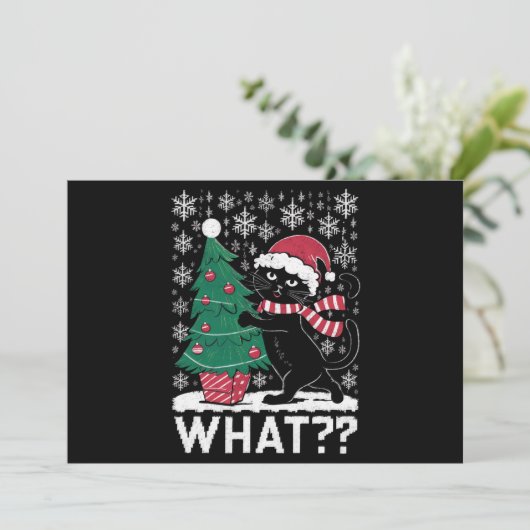 Katten Wat Grappige Zwarte Kat Die Kerstboom Duwt  Feestdagenkaart (Staand voorkant)