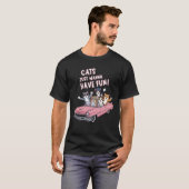 Katten Willen Gewoon Leuke Dingen Doen – Katten in T-shirt (Voorkant volledig)