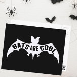 Katten zijn kool briefkaart<br><div class="desc">Katten zijn cool. Deze geweldige vleermuilgeschenk is voorzien van een vleermuis met spatten en schrijven over het lichaam. Een schattig Halloween cadeau.</div>