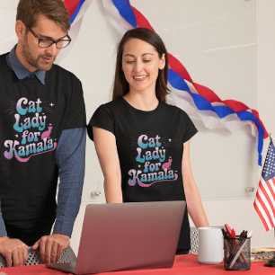 Kattendame shows steun voor Kamala in kleurrijke k T-shirt