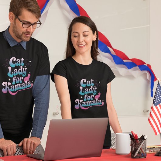 Kattendame shows steun voor Kamala in kleurrijke k T-shirt