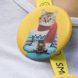 Kattenfotograaf in  trui Quirky<br><div class="desc">Helder hun dag met deze coole en eigenzinnige knop. Het beschikt over een fotocollage stijl illustratie van een kat gekleed in een retro stijl trui en met een  camera.</div>