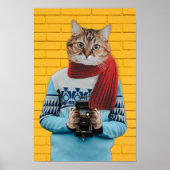 Kattenfotograaf in  trui Quirky Poster (Voorkant)