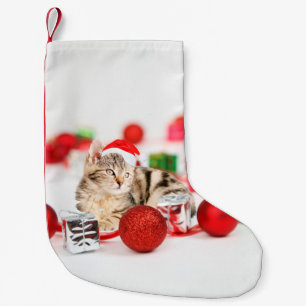 Kattenkerstboomornament met rode kerstmanhoed kleine kerstsok