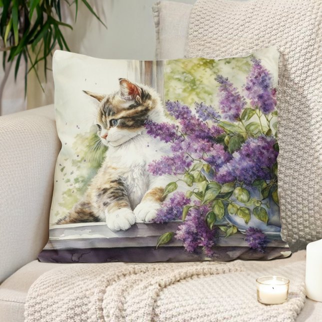 Kattenkit Lavendel Bloemen Raam Zonlicht  Kussen (Pillow with the watercolor painting of a cat and a vase of lavender flowers. )