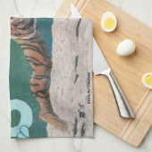 Kattenkrijger die beachvolleybalhanddoek speelt theedoek (Quarter Fold)