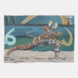 Kattenkrijger die beachvolleybalhanddoek speelt theedoek