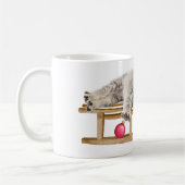 Kattenlegger met kerstkledij koffiemok (Links)