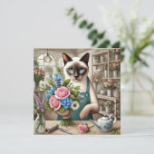 Kattenmoeder arrangeert bloemen voor Moederdag Feestdagenkaart (Staand voorkant)