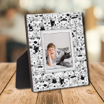 Kattenpatroonframeless Fotobelaar Terug Fotoplaat<br><div class="desc">Gemaakt om dimensionaal te kijken, een grens van zwarte en witte katten creëer een leuk lijst voor je favoriete foto op dit tafelblad met een ingebouwde esel. Het afbeelding wordt direct op het hardboard geplaatst voor een verbluffend scherp afbeelding met een gemakkelijk schoon veegdoppervlak. Geweldig als geschenk of om je...</div>