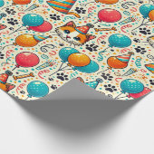 Kattenpoot drukt verjaardagsverpakkingspapier af cadeaupapier (Hoek)