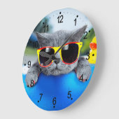 Kattenrust in het zwembad op de luchtmatras grote klok (Hoek)