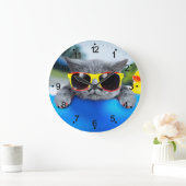 Kattenrust in het zwembad op de luchtmatras grote klok (Huis)