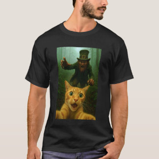 Kattenzelfie die wegrent van een kabouter St. Patr T-shirt