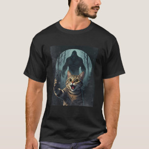 Kattenzelfie met Bigfoot T-shirt