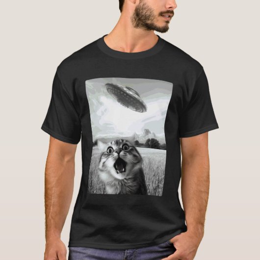 Kattenzelfie met UFO T-shirt (Voorkant)