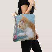 kattereflectie in een spiegel tote bag (Dichtbij)