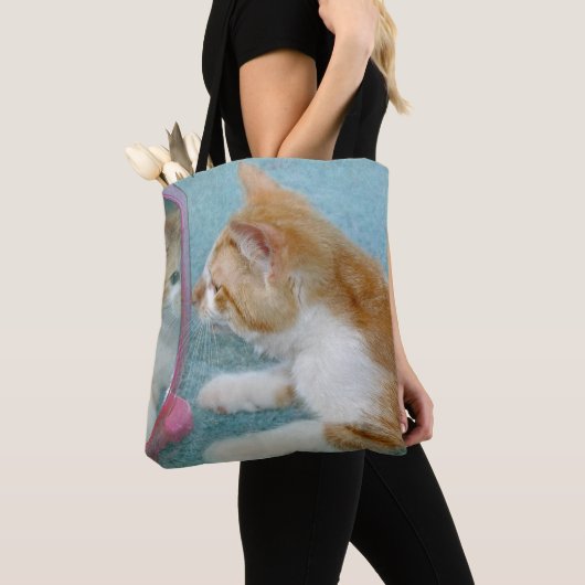 kattereflectie in een spiegel tote bag (Dichtbij)