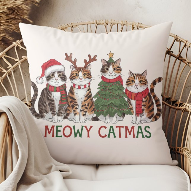 Kattige Kerstmis - Grappige Kerstkatten - Kerstver Kussen (Meowy Catmas Funny Holiday Cats - Christmas Decor Throw Pillow in a boho rattan armchair.)