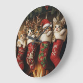 Kätzchen in Weihnachtsstrümpfen am Kamin Grote Klok (Hoek)