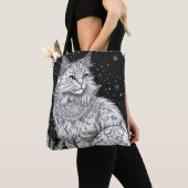 Katze mit Mandala unter magischem Sternenhimmel Tote Bag (Dichtbij)