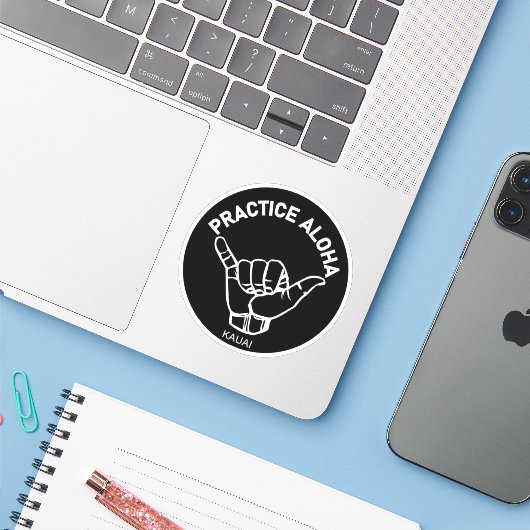 Kauai - Practice Aloha Shaka (Hang los) Sticker (Laptop met iPhone)