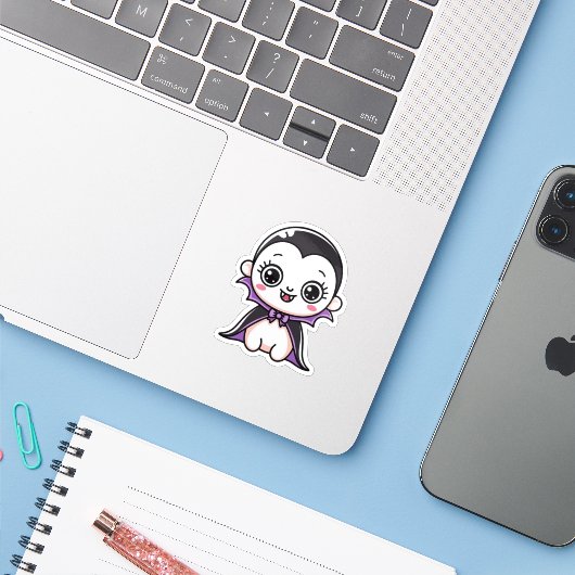 Kawaii Baby Vampier Halloween Sticker (Laptop met iPhone)