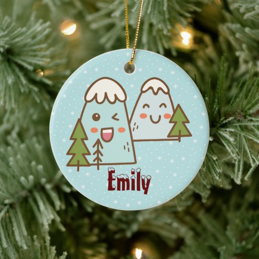 Kawaii-bergen in sneeuw keramisch ornament (Boom)