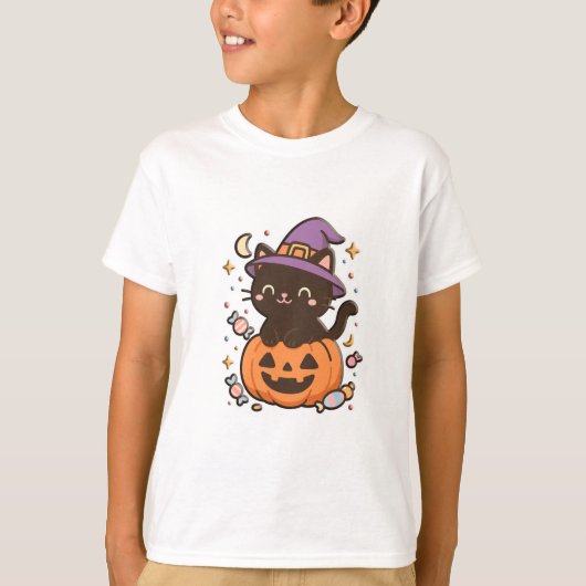 Kawaii Black Cat on Pumpkin – Schattigee Halloween T-shirt (Voorkant)