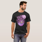 Kawaii Creepy Cat Eating Ramen Noodles Pastel Goth T-shirt (Voorkant volledig)