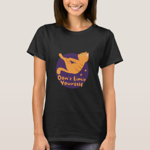 Kawaii een schattige oranje kat die yoga doet t-shirt