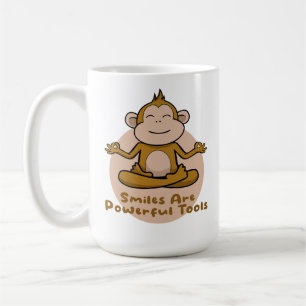 Kawaii grappige bruine aap die glimlacht en yoga d koffiemok