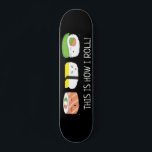 Kawaii Illustratie Zo draai ik Sushi Roll Persoonlijk Skateboard<br><div class="desc">Grappig en schattig sushi voorbeeld voor dit skateboard. Met de woorden "Zo ga ik rollen". Kawaii (schattig) stijl op zwart.</div>