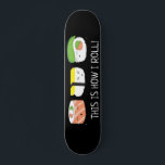 Kawaii Illustratie Zo draai ik Sushi Roll Persoonlijk Skateboard<br><div class="desc">Grappig en schattig sushi voorbeeld voor dit skateboard. Met de woorden "Zo ga ik rollen". Kawaii (schattig) stijl op zwart.</div>