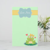 Kawaii kikker met mousserende ogen op een lendenst briefpapier (Staand voorkant)